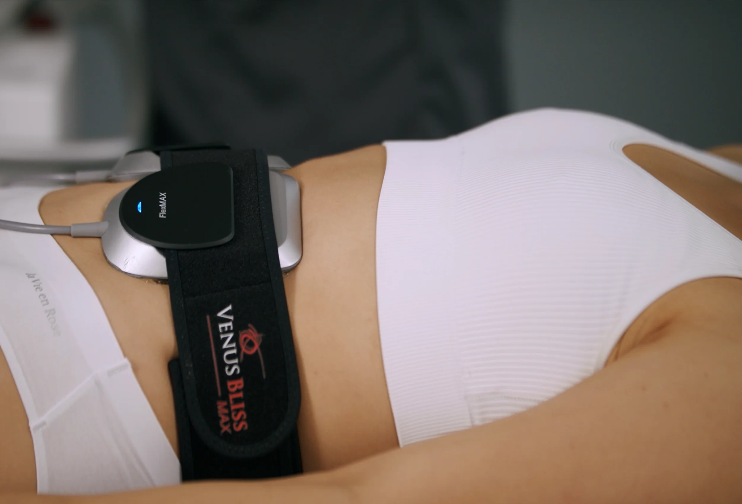 woman receiving body contouring venus pro treatment